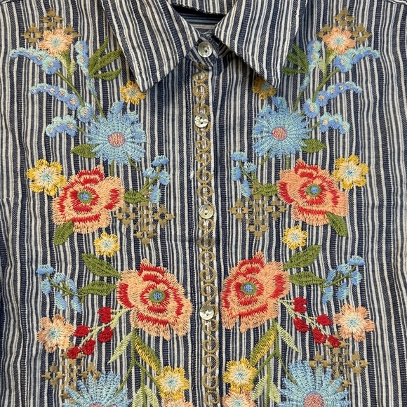 Paparazzi Floral Embroidered Button Up Blouse Women's Size M EUC - Picture 3 of 5